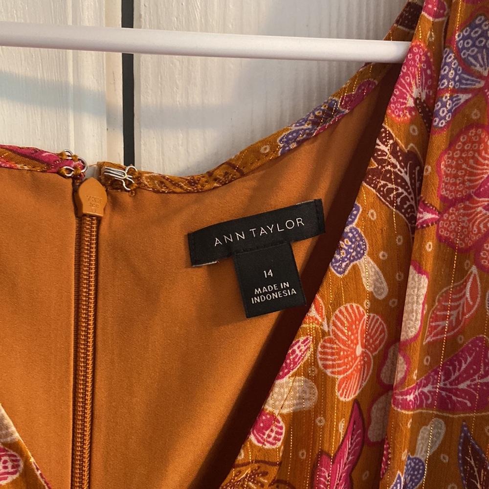 Beautiful Ann Taylor dress.Perfect flutter short sleeves for summer. - Picture 3 of 6